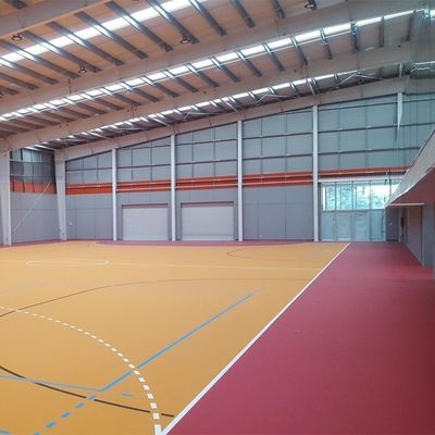 Garagem com estrutura de aço laminado a quente com porta deslizante ou de correr