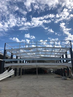 Edifício de armazém de estrutura de aço personalizável com porta rolante