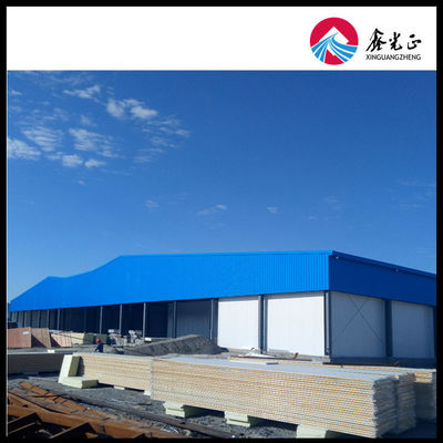 Colunas laminadas a quente / formadas a frio Edifício de armazém pré-fabricado Painel de sanduíche revestimento de chapa de aço para construção durável